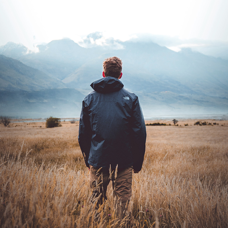Was außen ist, ist auch innen; und was nicht innen ist, ist nirgendwo... Aus diesem Grund bringt einen das Reisen nicht weiter. Wer nichts in sich hat, wird auch nichts draußen finden. Es ist sinnlos, etwas in der Welt zu suchen, was man in sich selbst nicht finden kann.Tiziano Terzani
